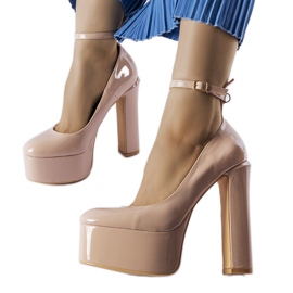 Beige patenterade högklackade pumps från Colle