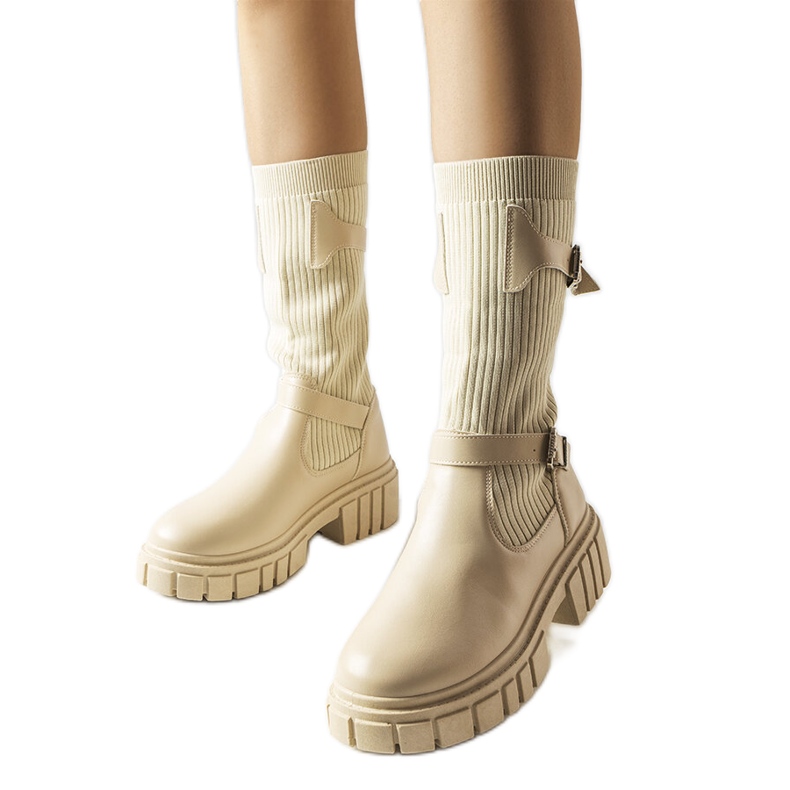 Beige snygga boots med resår ovandel från Ida