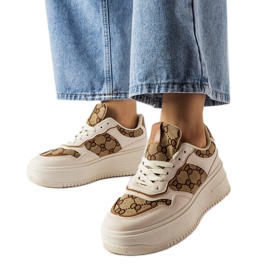 Inna Beige sneakers dekorerade med Conte-monogrammet