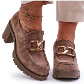 Lemar Mörkbeige Harmell eleganta skor på en pelare med en gyllene prydnad