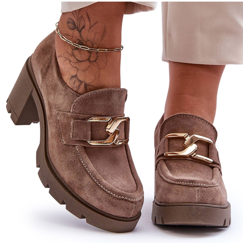 Lemar Mörkbeige Harmell eleganta skor på en pelare med en gyllene prydnad