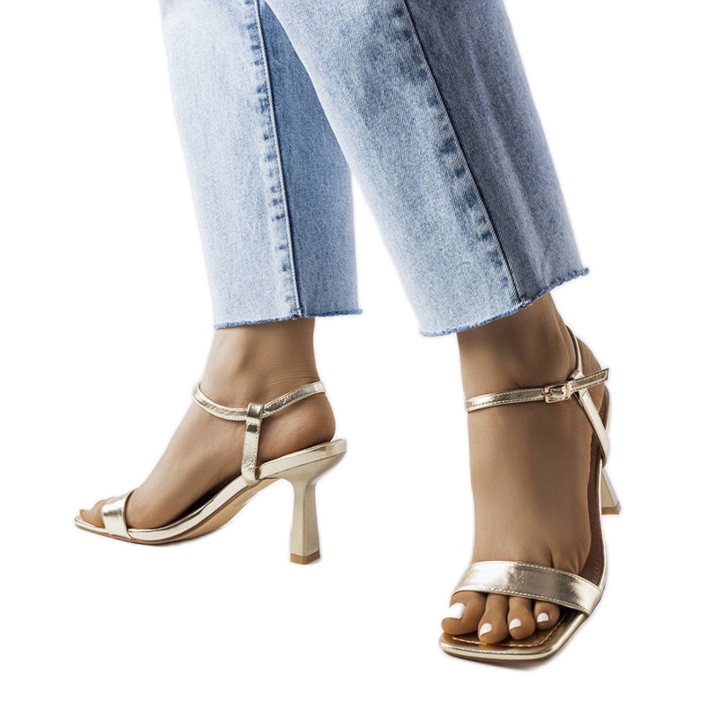 Högklackade guldsandaler från Amalia gyllene