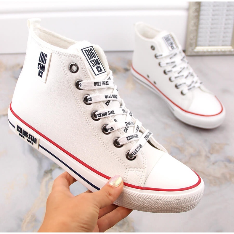Vita isolerade sneakers Big Star KK274597