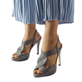 Gråa sandaler med hög klack från Tougas