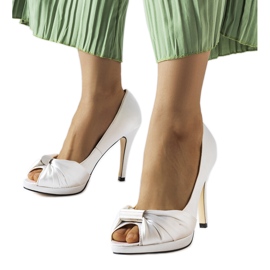 Paré vita klackar med öppen tå