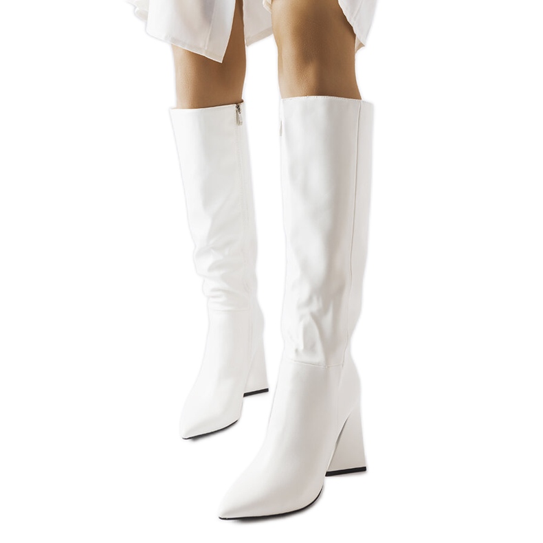 Medicina vita stövlar på stolpen