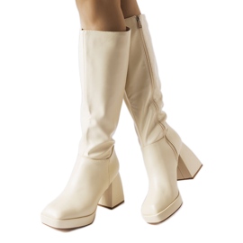 Beige stövlar på en massiv stolpe från Villanova