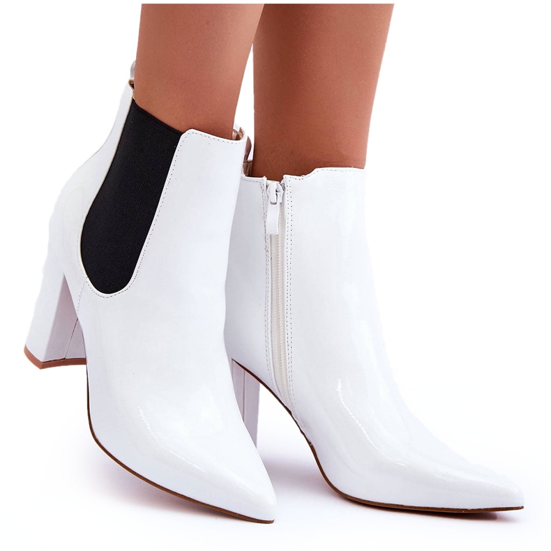 Lackade Stövlar På En Klack Vita Evita