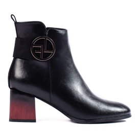 W. Potocki Svarta damstövlar på Potocki-stolpen