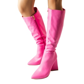 Rosa stövlar på Medicina-stolpen