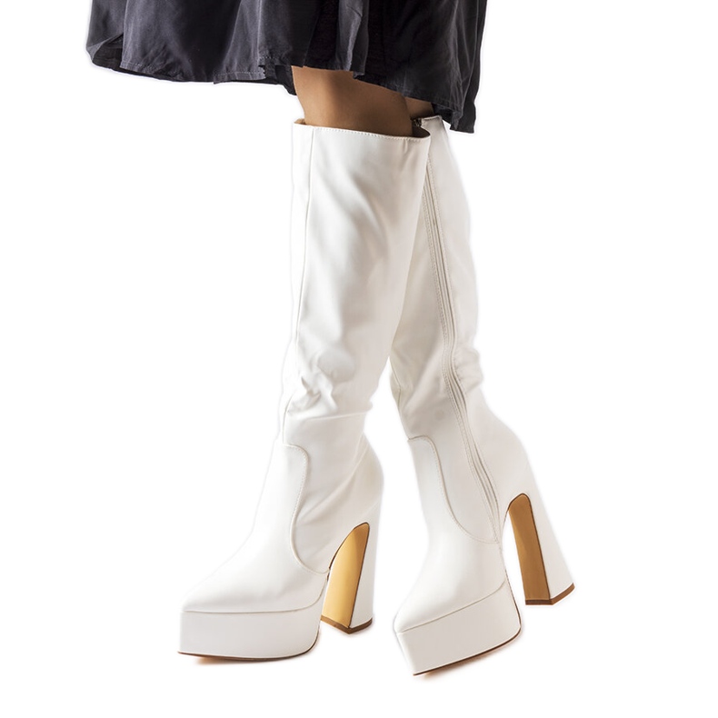 Vita stövlar på en massiv stolpe från Sovizzo