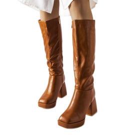 Bruna stövlar med massivt inlägg från Villanova