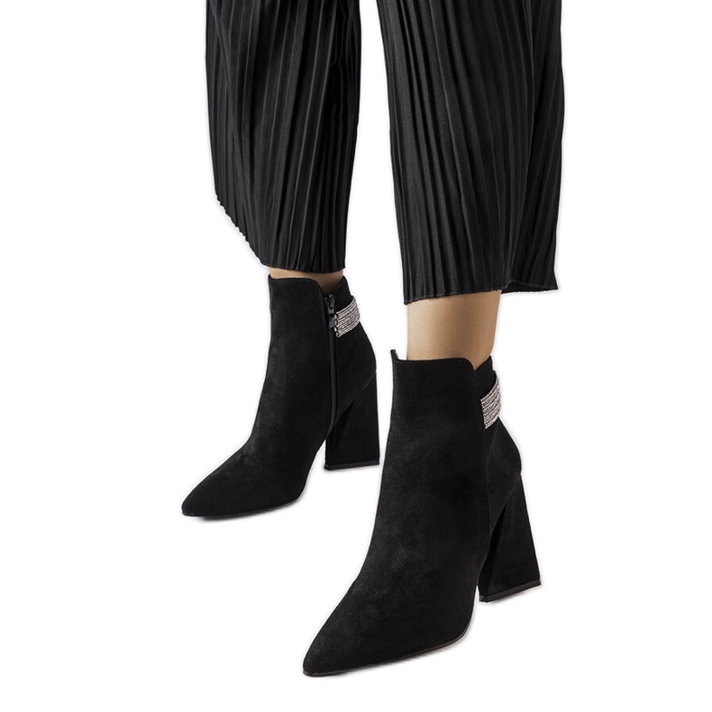 Svarta ankelboots med zirkoner från Liviana