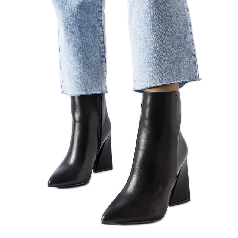 Svarta stövletter från Abelina