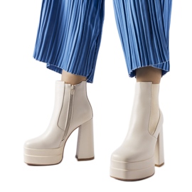 Beiga högklackade stövlar från Copertino beige