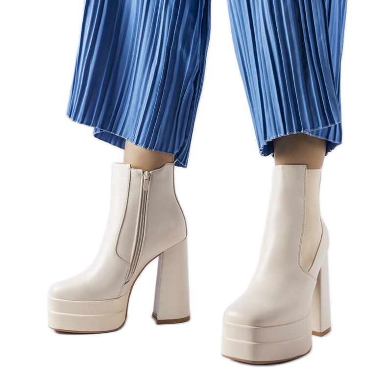 Beiga högklackade stövlar från Copertino beige