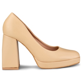 Beige pumps på bred hög klack