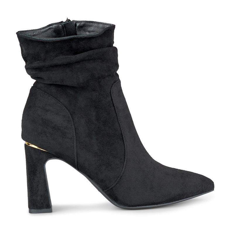 Damsvarta stövlar på en dekorerad stolpe