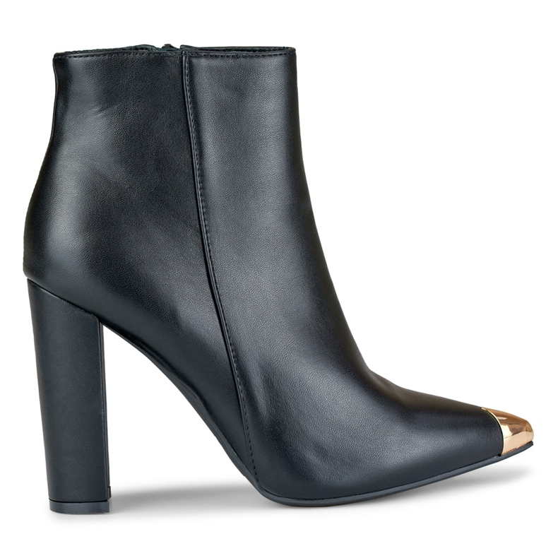 Svarta damskor med dekorativ spik