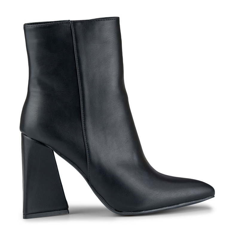 Svarta stövlar på en triangelformad stolpe