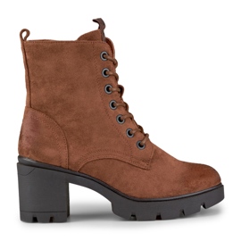 Bruna stövlar i mocka på en bekväm stolpe