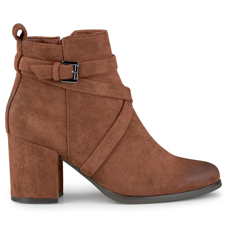 Bruna damstövlar på stolpe med dekorativt lås