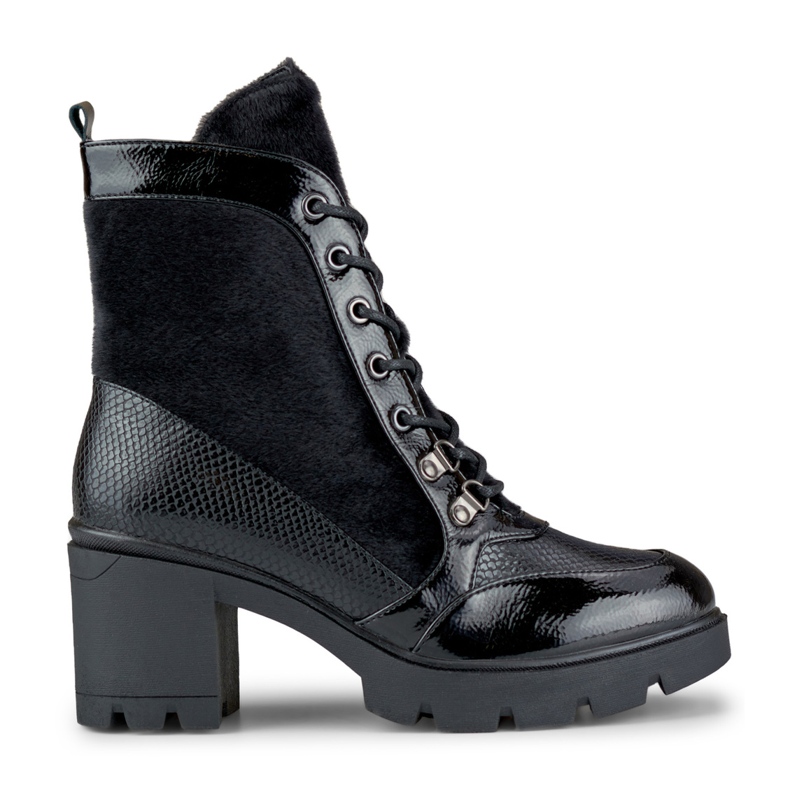 Fashionabla damstövlar gjorda av dekorativt material svart