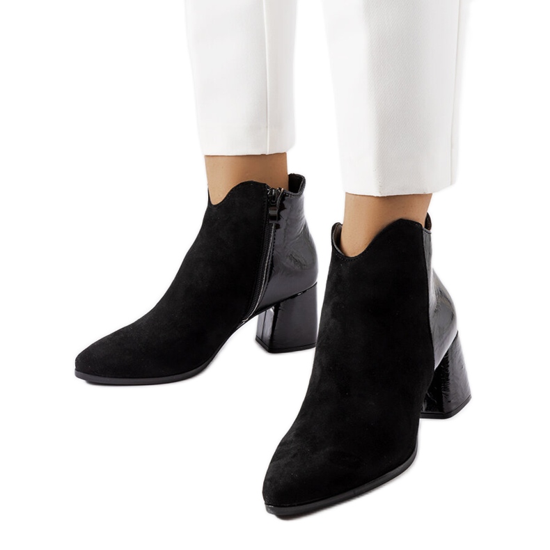 Riia svarta isolerade stövlar i eko mocka