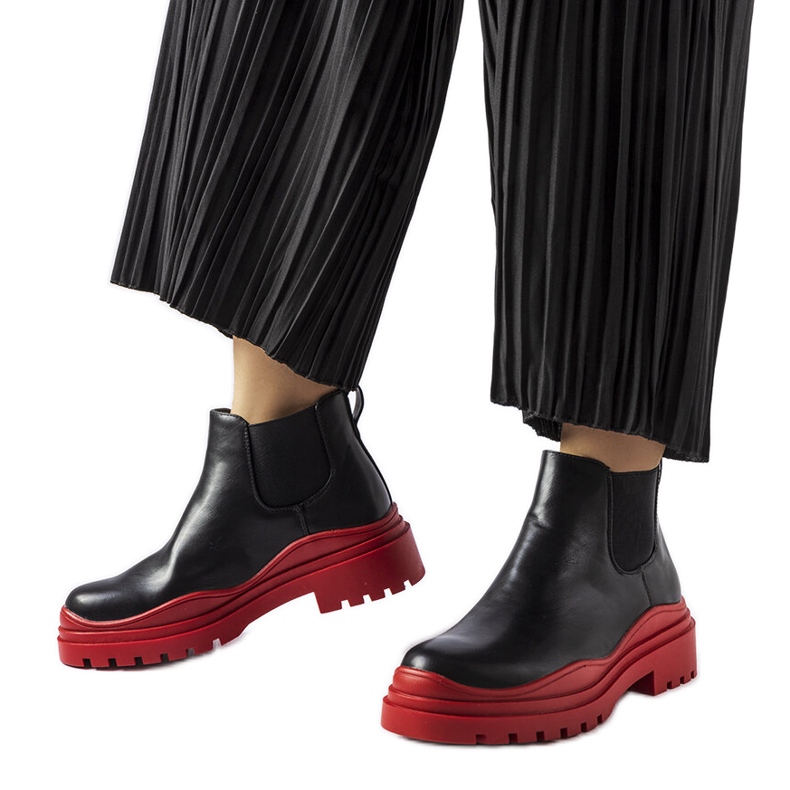 Svarta ankelboots på en färgglad Marinene-plattform