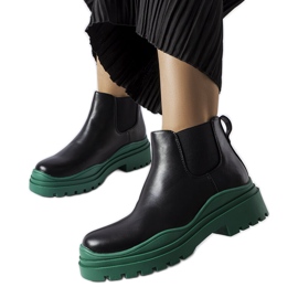 Svarta ankelboots på en färgglad Marinene-plattform