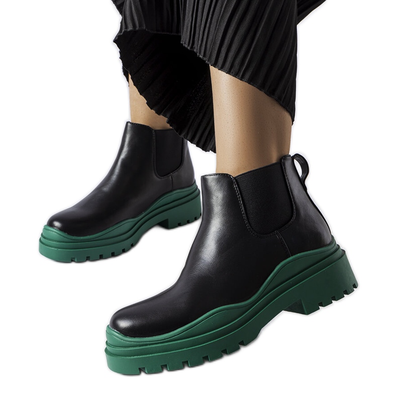 Svarta ankelboots på en färgglad Marinene-plattform