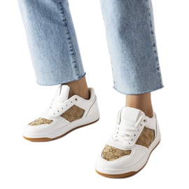 Inna Vita sneakers dekorerade med Isidor-monogrammet