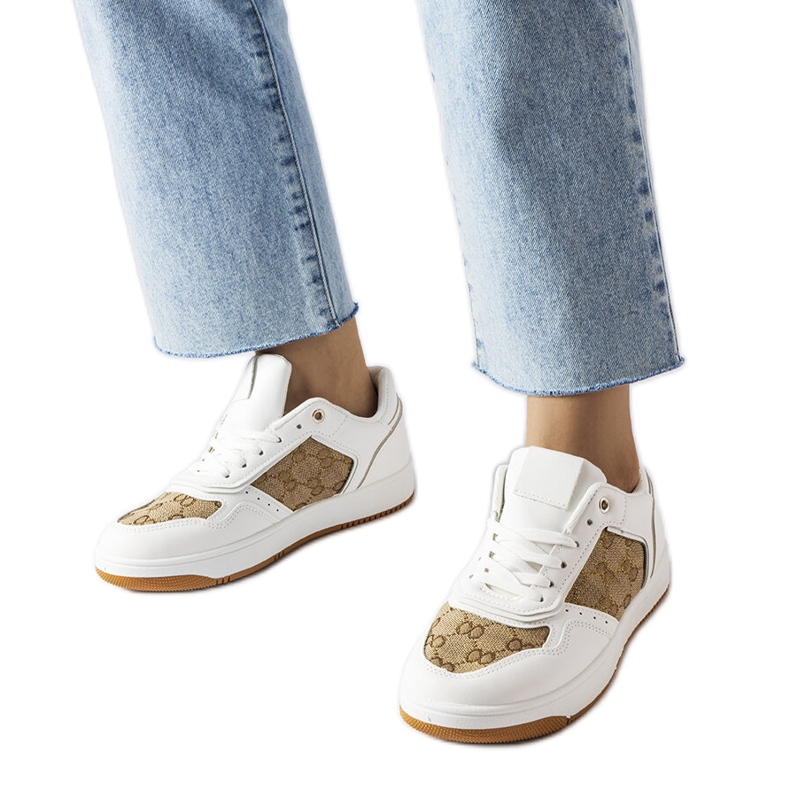 Inna Vita sneakers dekorerade med Isidor-monogrammet