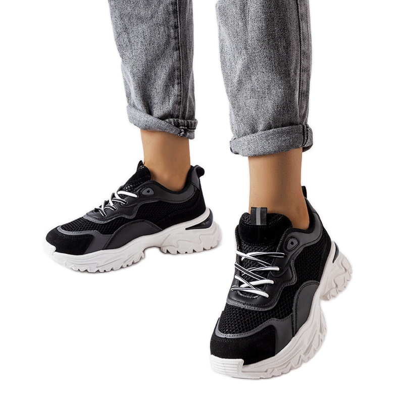 Inna Svarta sneakers med synlig slitbana från Rosita