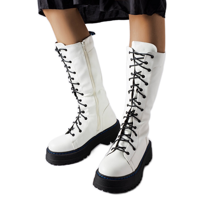 Vita isolerade stövlar på Hide-plattformen