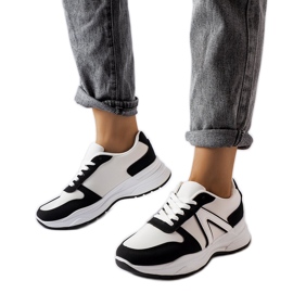 Inna Vita och svarta sportsneakers från Tornano