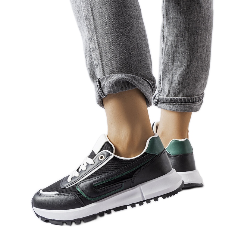 Inna Svarta sneakers med grön accent Tod
