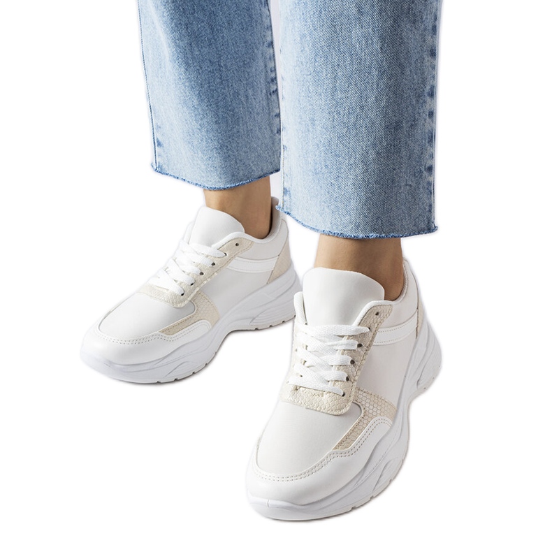 Vita sneakers med ormskinnsaccenter från Diego