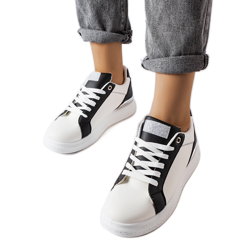 Inna Svarta och vita skor med silveraccent från Palais