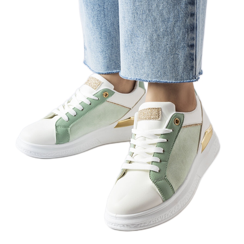 Inna Vita och gröna skor med guldaccent från Palais