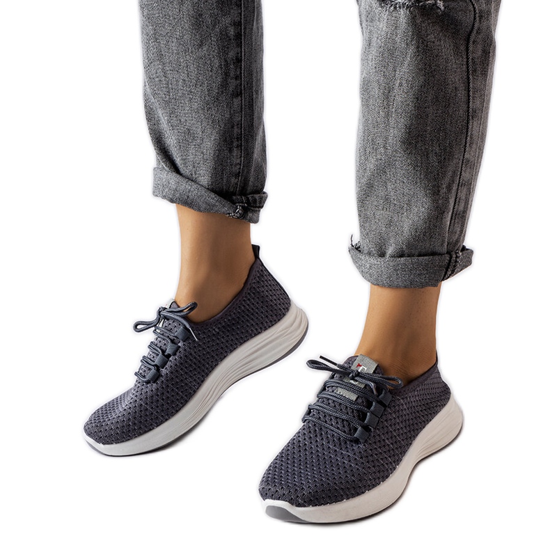 Sneakers i grått tyg från Tommaso