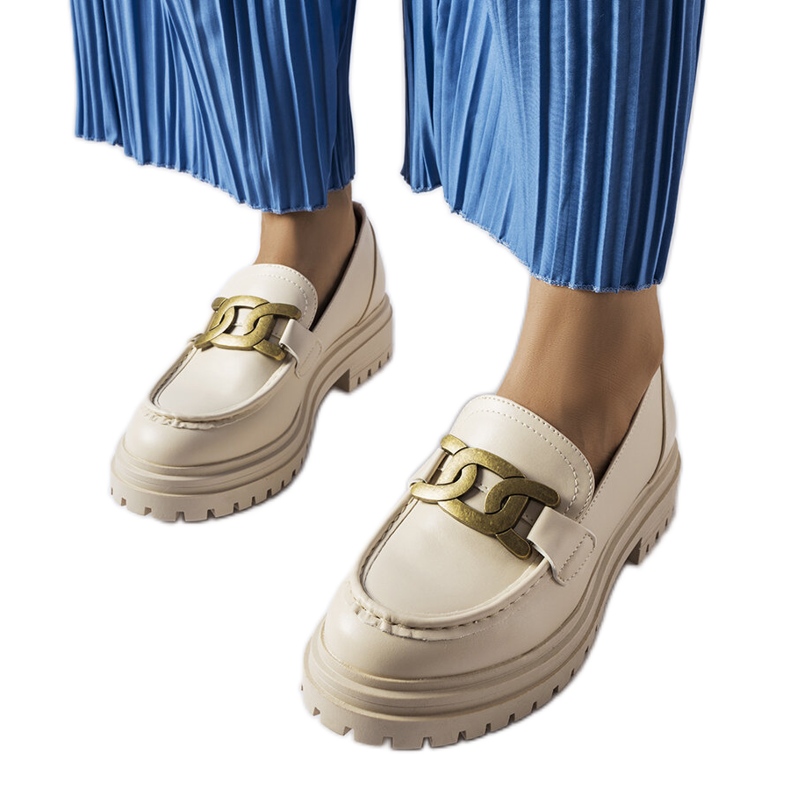 Inna Beige loafers dekorerade med ett Schlanders-spänne