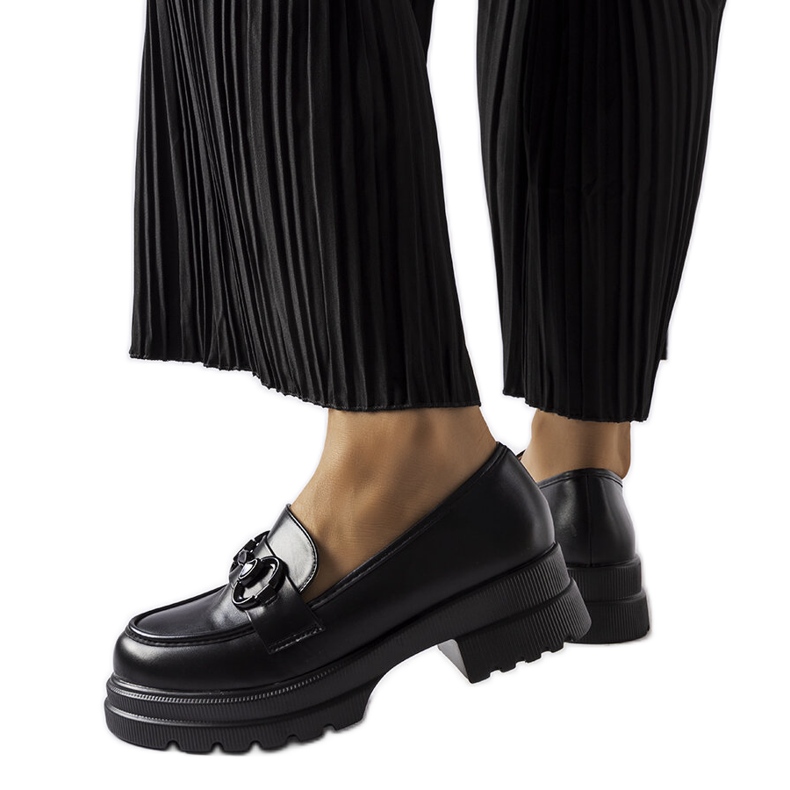 Svarta mockasiner med svart spänne från Morubio