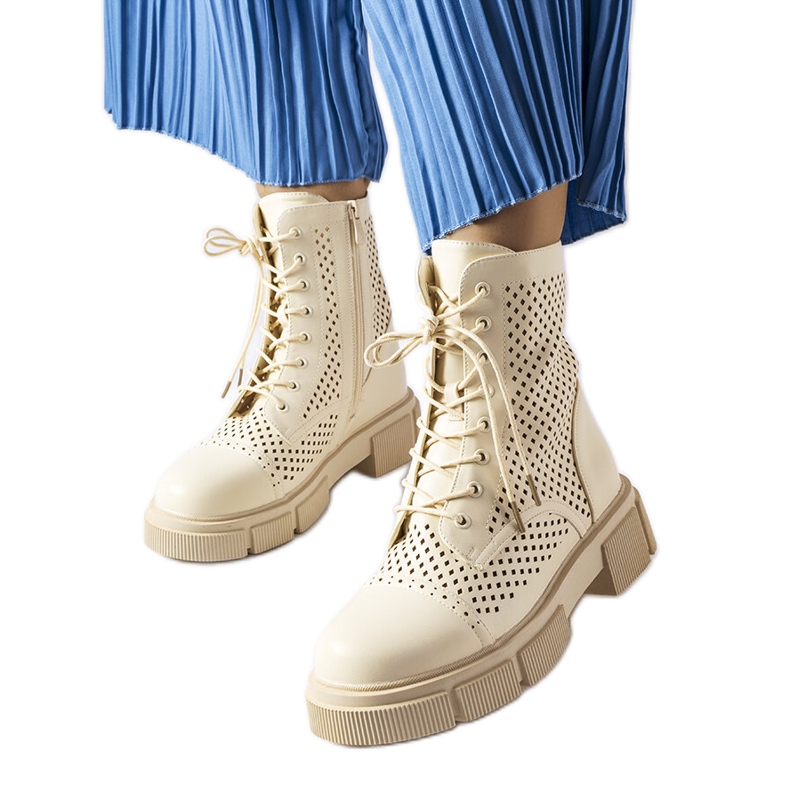 Corpus beige genombrutna stövlar