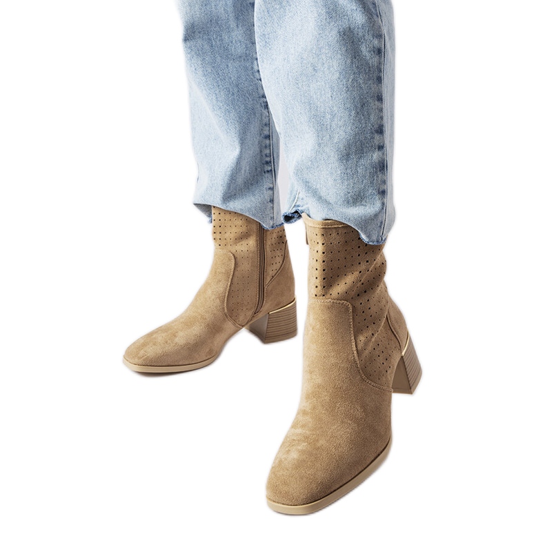 Beige stövlar med perforerad ovandel från Cavallo