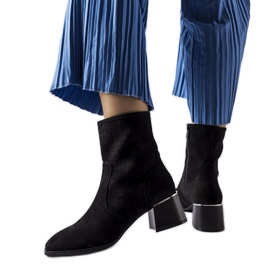 Svarta ankelboots med perforerad ovandel från Cavallo