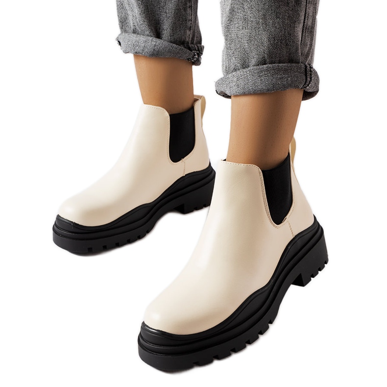 Beiga stövlar på svart plattform från Marinone beige