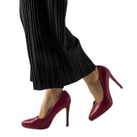 Kristins klassiska vinröda höga klackar