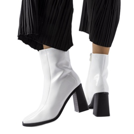 Vita ankelboots i patent från Jelica