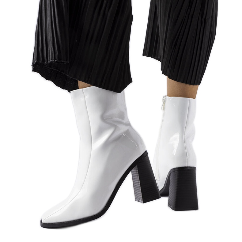 Vita ankelboots i patent från Jelica